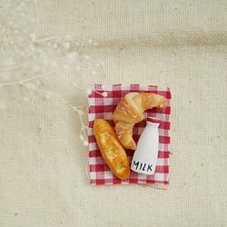 手作黏土麵包-早餐吃法國吐司&可頌胸針/別針 第1張的照片