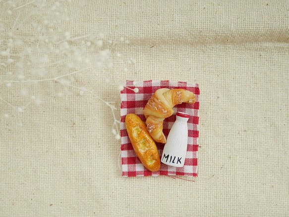 手作黏土麵包-早餐吃法國吐司&可頌胸針/別針 第1張的照片