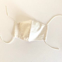 SALE 子供用立体マスクSサイズ（生成りに白プリントの猫） 1枚目の画像