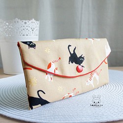 素敵な日本の布[ホットスタンプヨガの猫の赤い袋、金]通帳スリーブ、現金保管袋 1枚目の画像