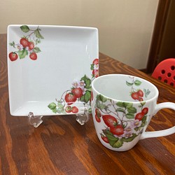 いちごのマグカップとお皿のセット 1枚目の画像