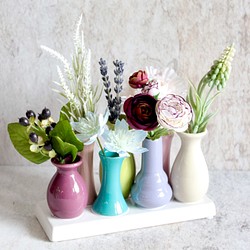【花器付き】カラフル陶器の7つ口花瓶とカラフルフラワーの盛り合わせ 1枚目の画像