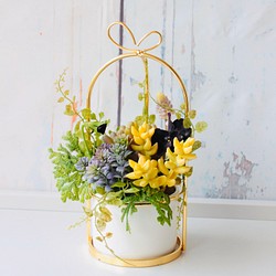 【花器付き】造花多肉植物と草花たちの可愛いアレンジメント 1枚目の画像