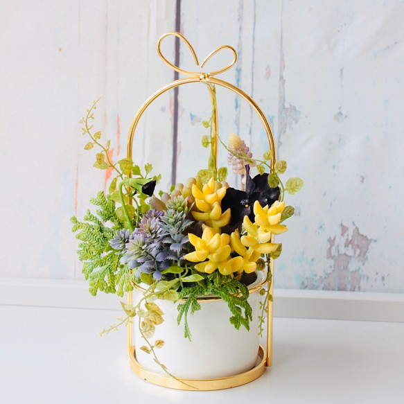 【花器付き】造花多肉植物と草花たちの可愛いアレンジメント 1枚目の画像