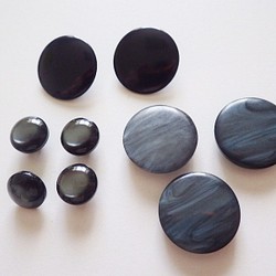 黒３種足つきボタン（９個セット） 1枚目の画像