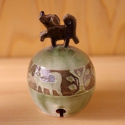 陶織部釉　玉に乗る犬【土鈴】 1枚目の画像