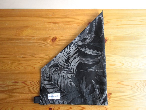 【送料無料】サイズ調節OKの大人用三角巾 ボタニカル柄（ブラック系） 1枚目の画像