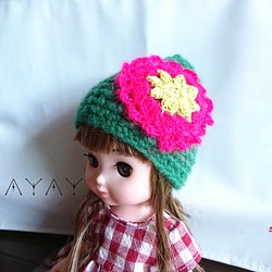 レミン&ソラン、メルちゃんとんがり帽。濃いグリーンのつむぎ糸。大きなお花のモチーフで！ 1枚目の画像
