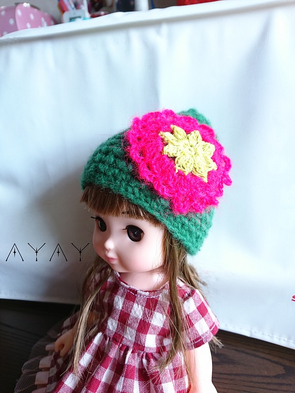 レミン&ソラン、メルちゃんとんがり帽。濃いグリーンのつむぎ糸。大きなお花のモチーフで！ 1枚目の画像