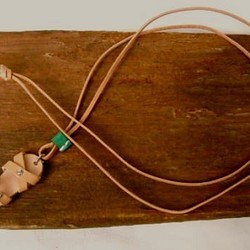 栃木レザーサドル生成りで作った革のネックレス、サンダルの形が面白い 1枚目の画像