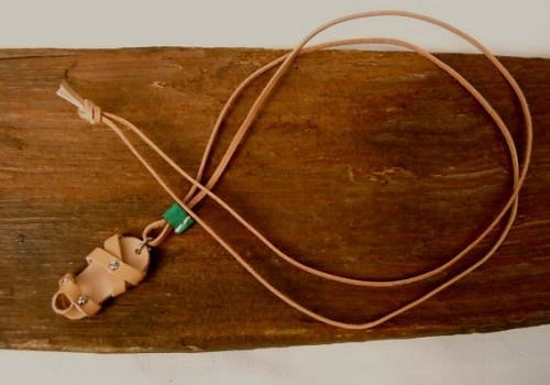 栃木レザーサドル生成りで作った革のネックレス、サンダルの形が面白い 1枚目の画像