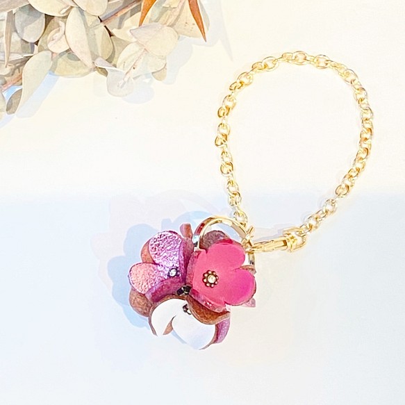 【キット】初心者さんでも簡単 ビオラ花&クローバー花のバッグチャーム(ピンクカラー) 1枚目の画像