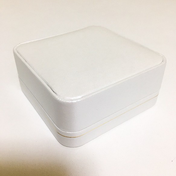 ブレスレットケース ホワイト 合皮 PU レザー BOX 外箱付き 1枚目の画像