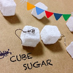 リアルな角砂糖のピアス "CUBE SUGAR" 1枚目の画像