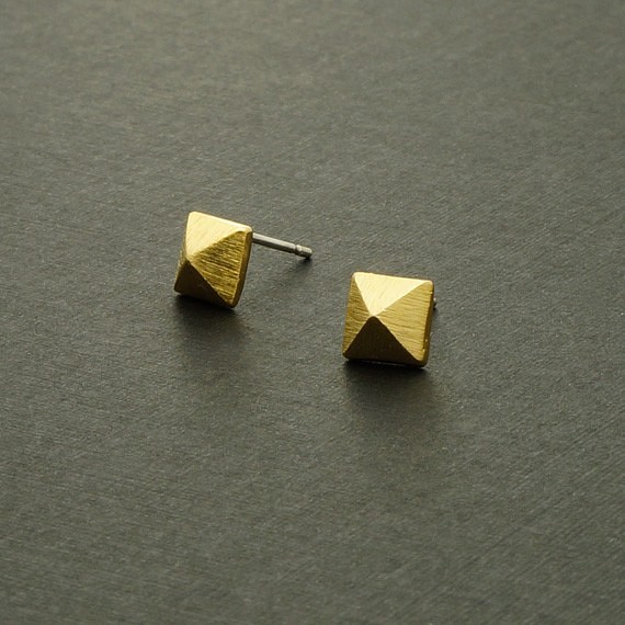 【2個入り（1ペア）】ピラミッドピアス、しかく、ボリュームイヤリング、925シルバ―芯、ゴールド/E021-GD 1枚目の画像