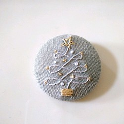 くるみボタンで作るクリスマスツリーの刺繍ブローチ
