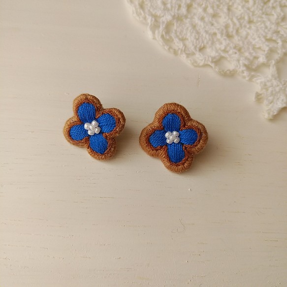 お花刺繍のピアス&イヤリング(ブルー×ベージュ) ピアス（その他