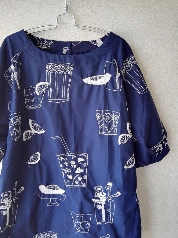 らくちんなガラスコップのししゅうプルオーバー 紺色 ネイビー 刺繍 Tシャツ 夏 半袖 1枚目の画像