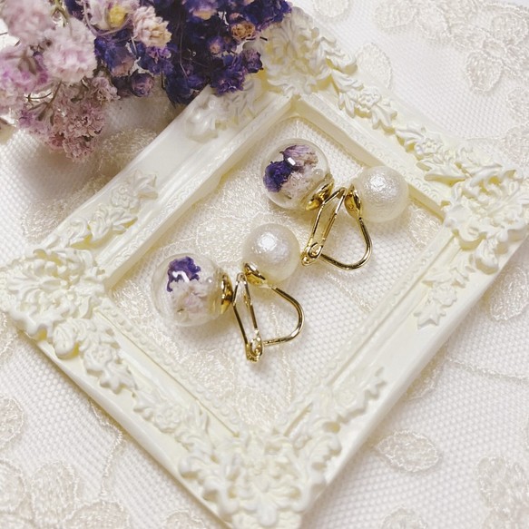 花之穹頂 日本壓紋珍珠綴迷你玻璃花球  後置夾式耳環  紫色系 第1張的照片