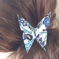 藍染和紙使用　おりがみかんざし髪飾り　白地に藍の蝶 1枚目の画像