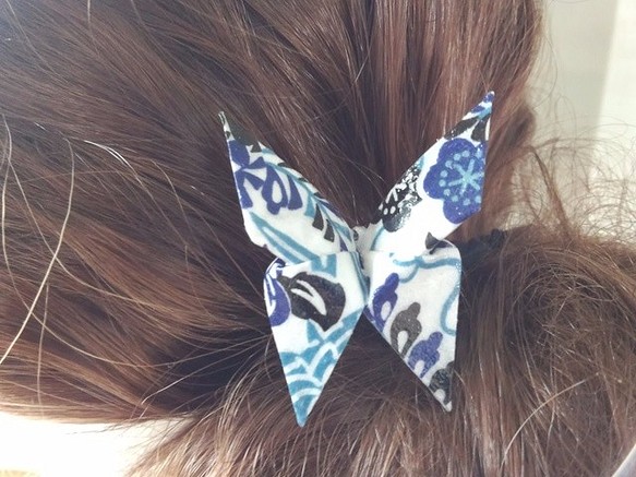 藍染和紙使用　おりがみかんざし髪飾り　白地に藍の蝶 1枚目の画像