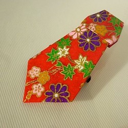 手染め友禅和紙使用　おりがみブローチ　赤い花柄ネクタイ 1枚目の画像