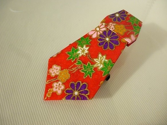 手染め友禅和紙使用　おりがみブローチ　赤い花柄ネクタイ 1枚目の画像