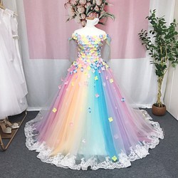 レインボーカラードレス、ハンドメイドウェディングドレス、お花びら 1枚目の画像