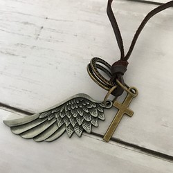 シルバーカラーの翼＆十字架 本革ネックレス 1枚目の画像