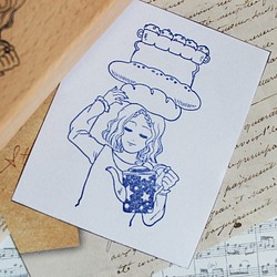 メモのための特別なゴム印を持つパンの女の子 1枚目の画像