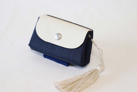 大島紬と革でつくるちいさな財布　（フラップ白1） 1枚目の画像