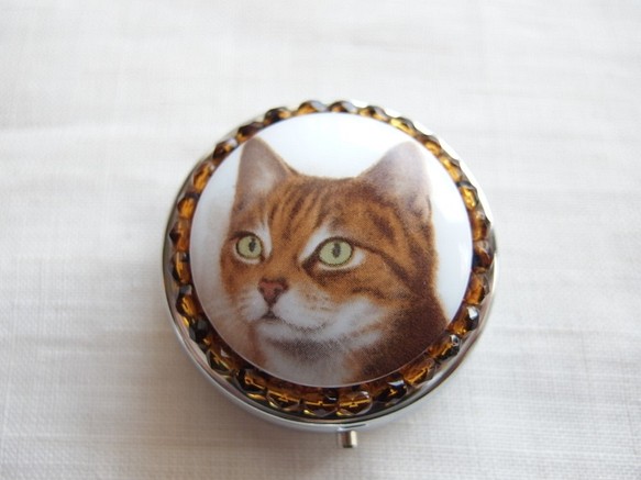 クールビューティーな猫さん　トートイズシェル　チェコガラスボタンのピルケース　一点限り　 1枚目の画像