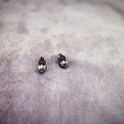 快適なカジュアルなスワロフスキークリスタルダイヤモンドマーキスダイヤモンドの爪のイヤリングの簡単な一連の単一石はグレーのピン/ク 1枚目の画像