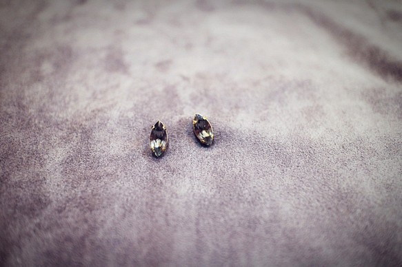 簡單系列 舒適隨興 施華洛世奇馬眼水晶鑽 爪鑽 單顆寶石耳環 質感灰 針式/夾式 第1張的照片