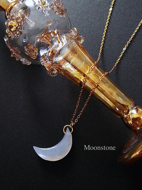 月の石　ムーンストーン　クレセント　ダイヤカット　金アレ対応 1枚目の画像