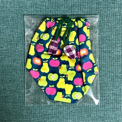 手作り巾着 –  リンゴと洋梨 × ダークブルーグリーン 1枚目の画像