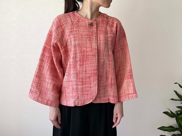手織り綿で仕立てたノーカラージャケット ボレロ風 ピンク系 1枚目の画像