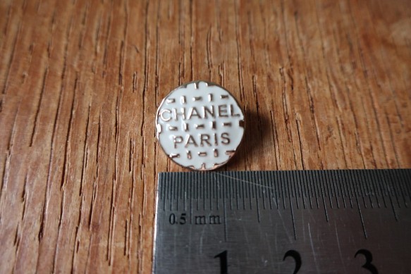 シャネルボタン 1.４ｃｍ　白エマイユ　金色メタル　CHANEL PARIS　1個 1枚目の画像