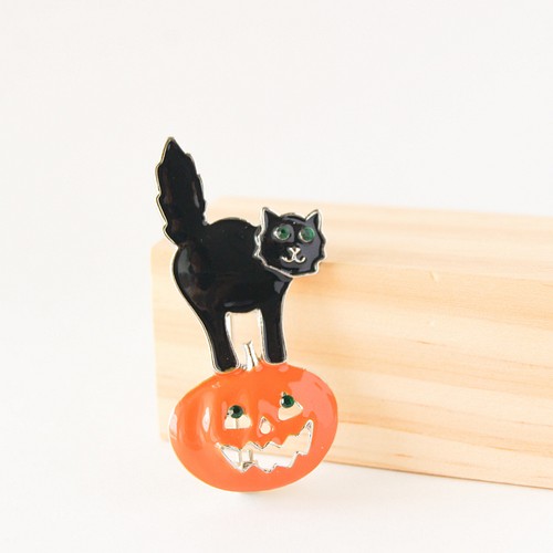 Halloweenハロウィン びっくりする黒猫 かぼちゃのブローチ 秋 ブローチ Yokuri 通販 Creema クリーマ ハンドメイド 手作り クラフト作品の販売サイト