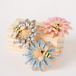 『優雅なブローチシリーズ』蜂と菊の花のブローチ 1枚目の画像