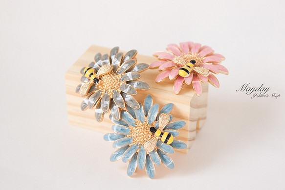 『優雅なブローチシリーズ』蜂と菊の花のブローチ 1枚目の画像