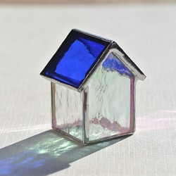 ステンドグラスの小さなおうち（大－青屋根＋無色イリデッセント壁） 1枚目の画像