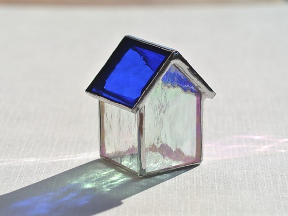 ステンドグラスの小さなおうち（大－青屋根＋無色イリデッセント壁） 1枚目の画像