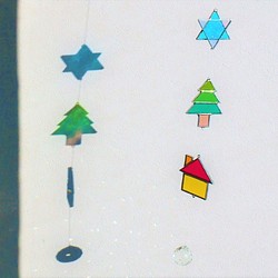 『Creema限定』ステンドグラスのクリスマスサンキャッチャー（六角星・ツリー・お家）：お好きな組み合わせ選べます 1枚目の画像