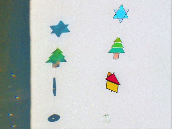『Creema限定』ステンドグラスのクリスマスサンキャッチャー（六角星・ツリー・お家）：お好きな組み合わせ選べます 1枚目の画像
