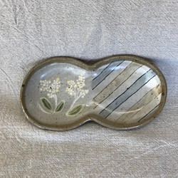 粉ひきのメガネ皿(黄と白花柄) 1枚目の画像