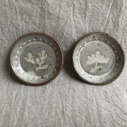 粉引きの豆皿（丸形花柄2枚セット） 1枚目の画像