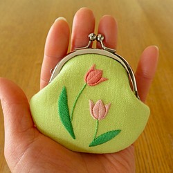 手刺繍の小銭入れ〈チューリップ・ピンク〉 1枚目の画像
