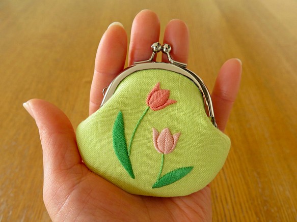 手刺繍の小銭入れ〈チューリップ・ピンク〉 1枚目の画像