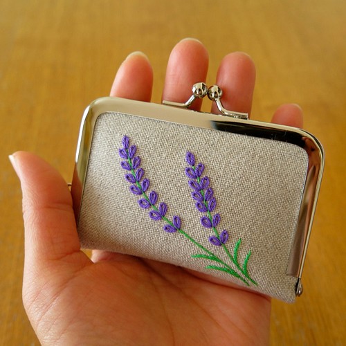 手刺繍のがま口ニードルブック〈ラベンダー〉 がま口 y * handmade